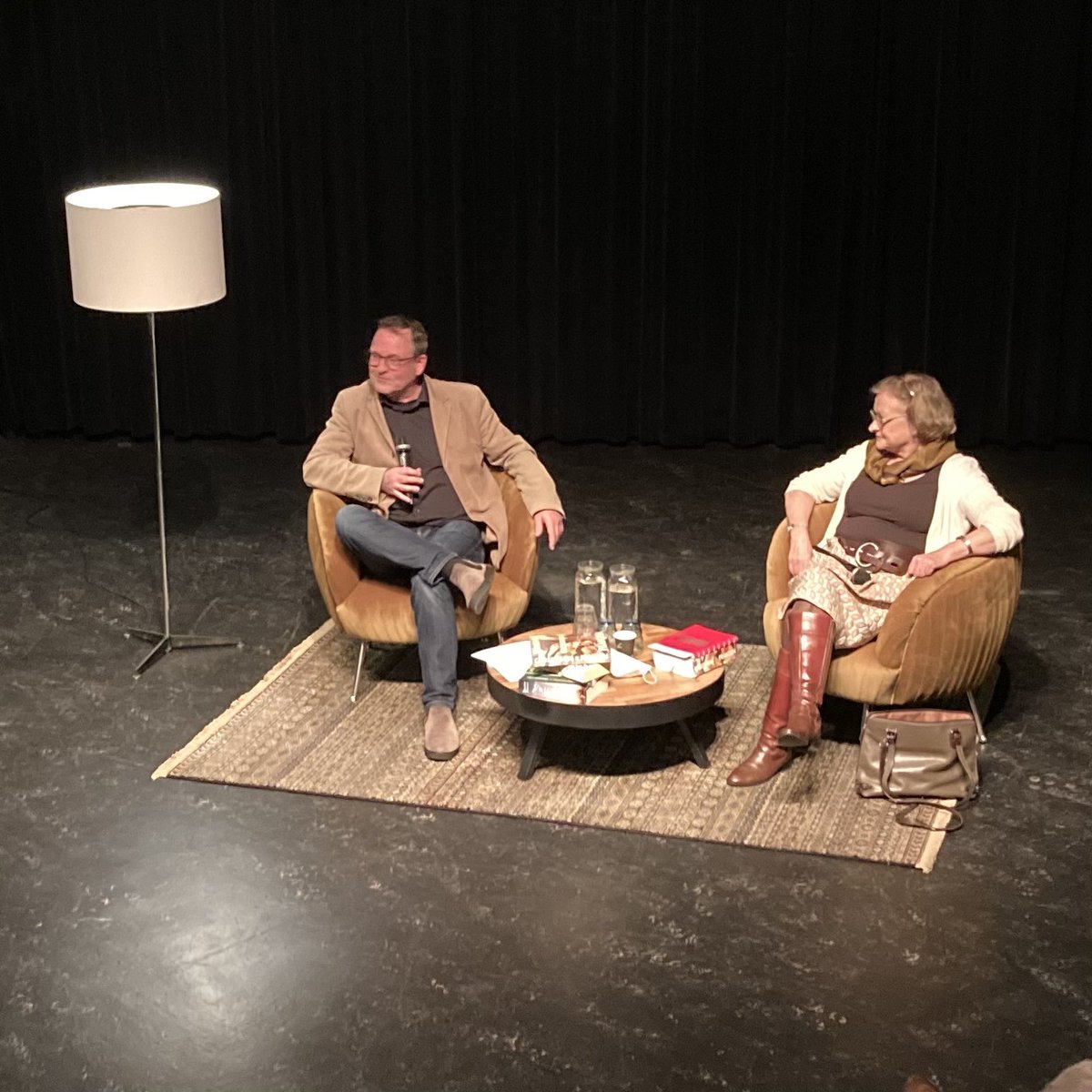 #thomasboek vanavond in ons huis. #Kruispunt van #jonathanfranzen. Met @DomineeEvert en #MartineSchaap. #lezen #huisomopverhaaltekomen #zuidas #amsterdam #zuid