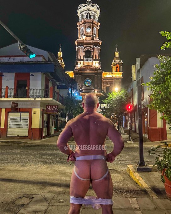 Watch Rob Musclebeargold's leaked NSFW photo on TwXstars