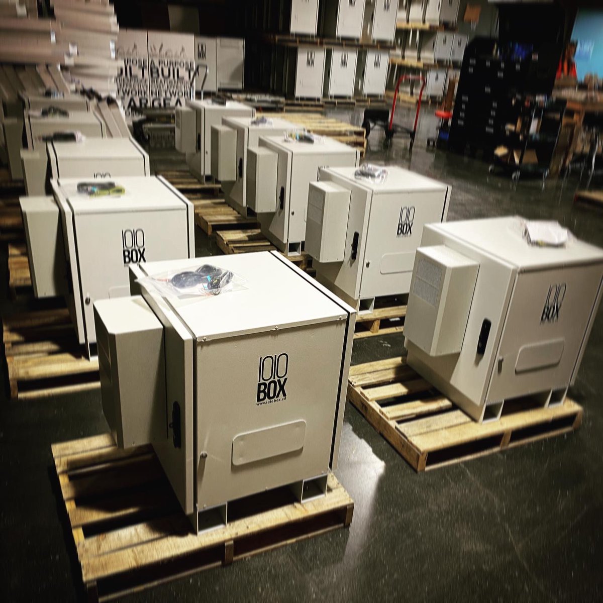 ioioboxco's tweet image. How many enclosures are you needing? 10 and 10…..ok. We got you! @broadwaybroadband thanks for your patience with our back order. They’re all yours now. #ioioitsofftoworkwego #ioiobox #wisplife