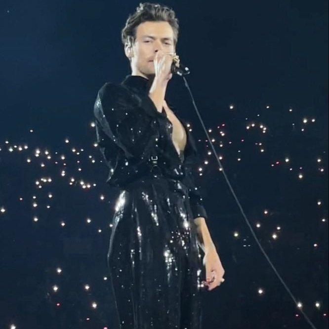 duarrysafe's tweet photo. dua lipa and harry styles on stage are literally angels https://t.co/HogvwsbGJW