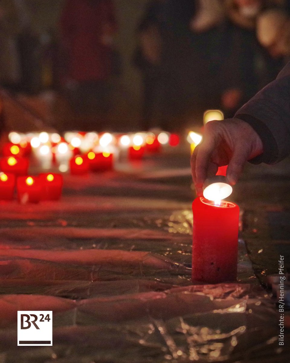 BR24's tweet photo. Unter dem Motto "#MünchenWirdSichtbar. Wir halten zusammen. Gerade in der Pandemie" treffen sich zur Stunde rund 1.000 Menschen auf dem #Odeonsplatz in #München, um mit einem "Lichtermeer" ein Zeichen für gesellschaftlichen Zusammenhalt, Vernunft und Respekt zu setzen. https://t.co/3dMz11ZjqJ