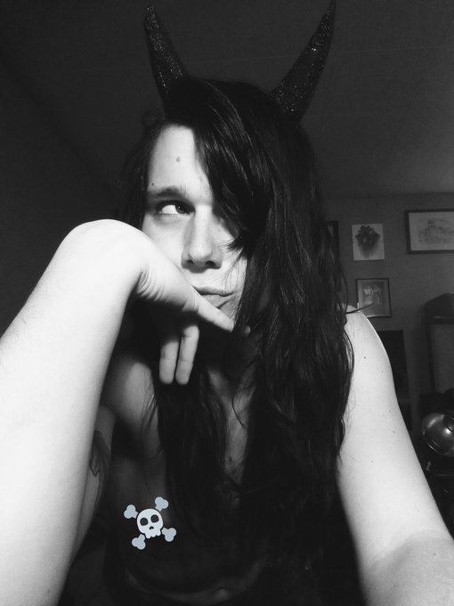 Tempting... 😈💕  https://t.co/tIfP40Gwm1 https://t.co/FTEXuKeeUn