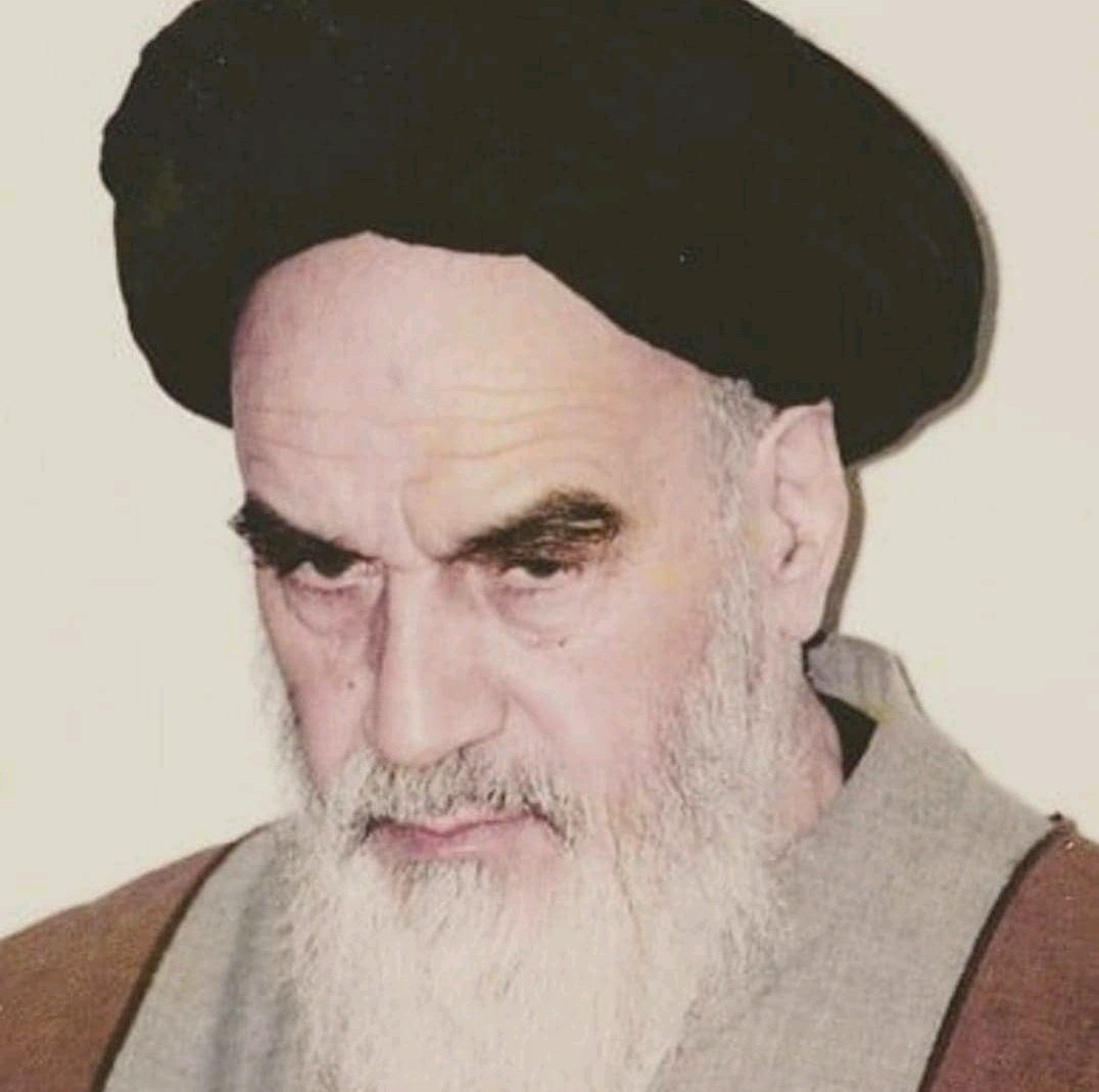 zainab_mirza28's tweet photo. Imam Khomeini (r.a),
He is the man who brought world 'Supper powers' down on their knees.

Aye Khomeini teri tasbih ke dano ki qasam, 
Kufr ko aaj bhi Wilayat e faqih se dar lagta hai.🇮🇷✊ #IslamicRevolution
#DeathToAmrika 
#DeathToIsrahell https://t.co/zuzXED5Crc