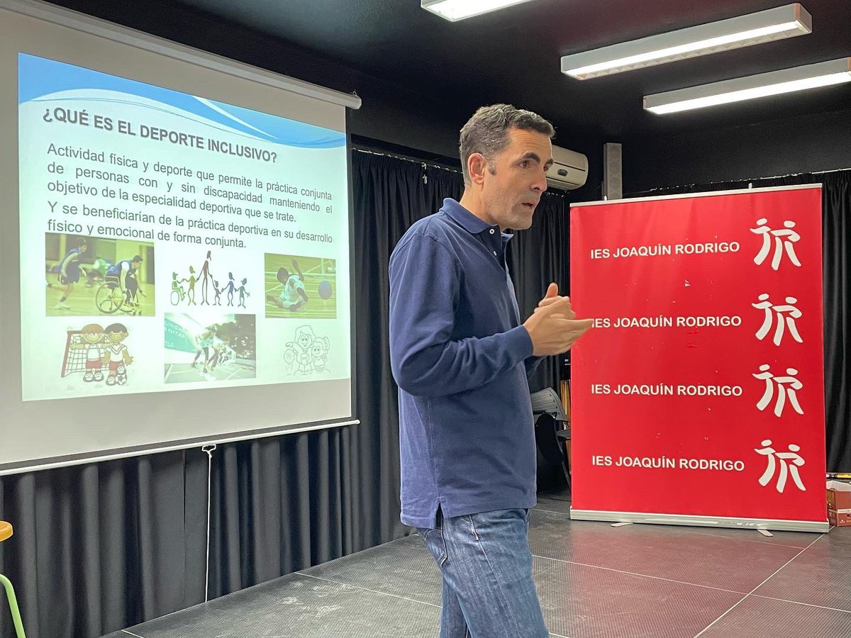 ijoaquinrodrigo's tweet photo. ¡Hoy hemos celebrado una jornada de #DeporteInclusivo en el centro con el deportista paralímpico @javisoto_2! Nos ha contado su experiencia y luego los alumnos han realizado una sesión práctica en el patio. #DIE #VolverAJugar #joaquinrodriguismo https://t.co/vri9bxSttZ