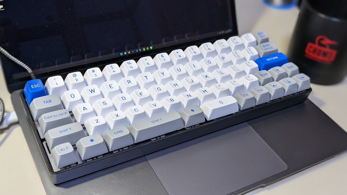 _s4nt4's tweet photo. HHKB配列に寄せつつカーソルキー付きセパレートスペースキーの俺俺キーボード組み上がった.
#自作キーボード
#dz60 https://t.co/WoEiP7QZ0n