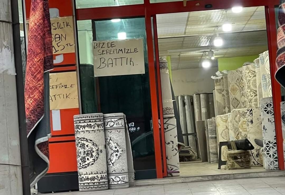 TahirSimsek's tweet photo. Bir esnaf kardeşimizin cama astığı yazı yüreklerimizi burktu: "Bizde şerefimizle battık." https://t.co/xXf5nlfDIh