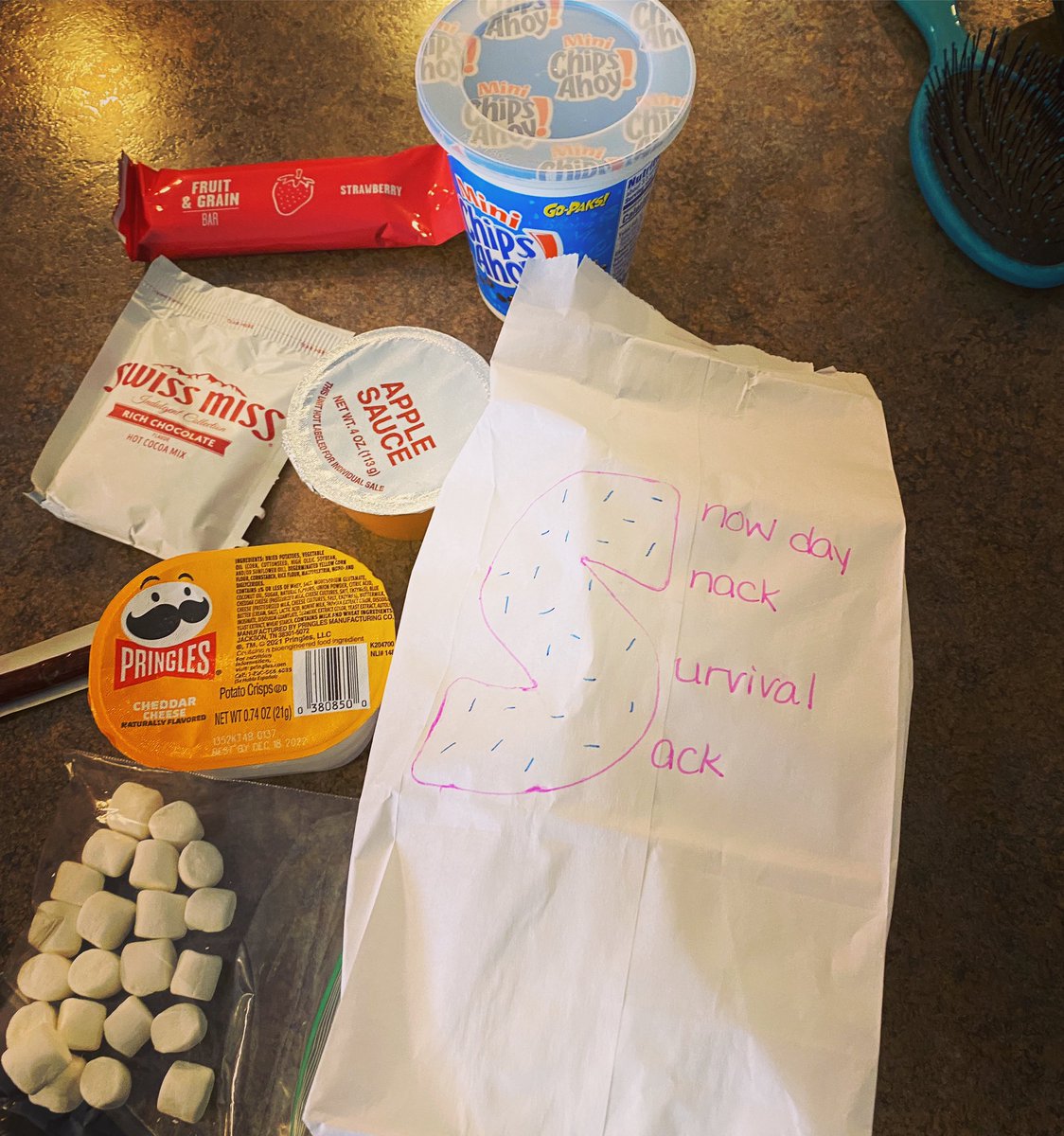 ILPestSurvey's tweet image. Last week my daughter’s teacher sent home a Snow Day Snack Survival Sack in anticipation of the big storm. Today, Ahmad and @jpsbond send me home with the #BetterBeans Buffet Bag? Surely #blessed and #wellfed 😋