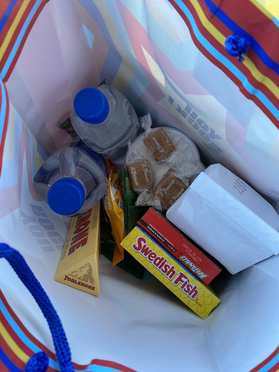 ILPestSurvey's tweet image. Last week my daughter’s teacher sent home a Snow Day Snack Survival Sack in anticipation of the big storm. Today, Ahmad and @jpsbond send me home with the #BetterBeans Buffet Bag? Surely #blessed and #wellfed 😋