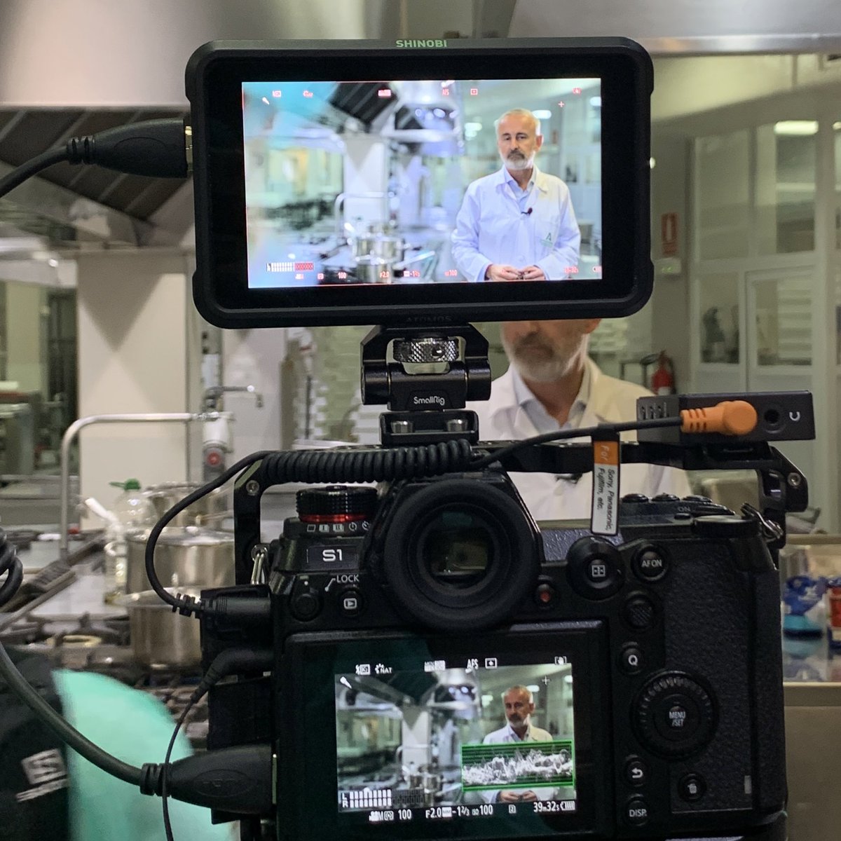 Se vienen sorpresas... Hoy hemos grabado en el <a href="/HUVMacarena/">Hospital Virgen Macarena</a> para mostrar el trabajo de varios #Veterinarios bromatólogos que trabajan para que a los pacientes del hospital les lleguen alimentos nutritivos, sanos e inocuos. Un trato excelente por parte de todo el equipo. ¡Gracias!