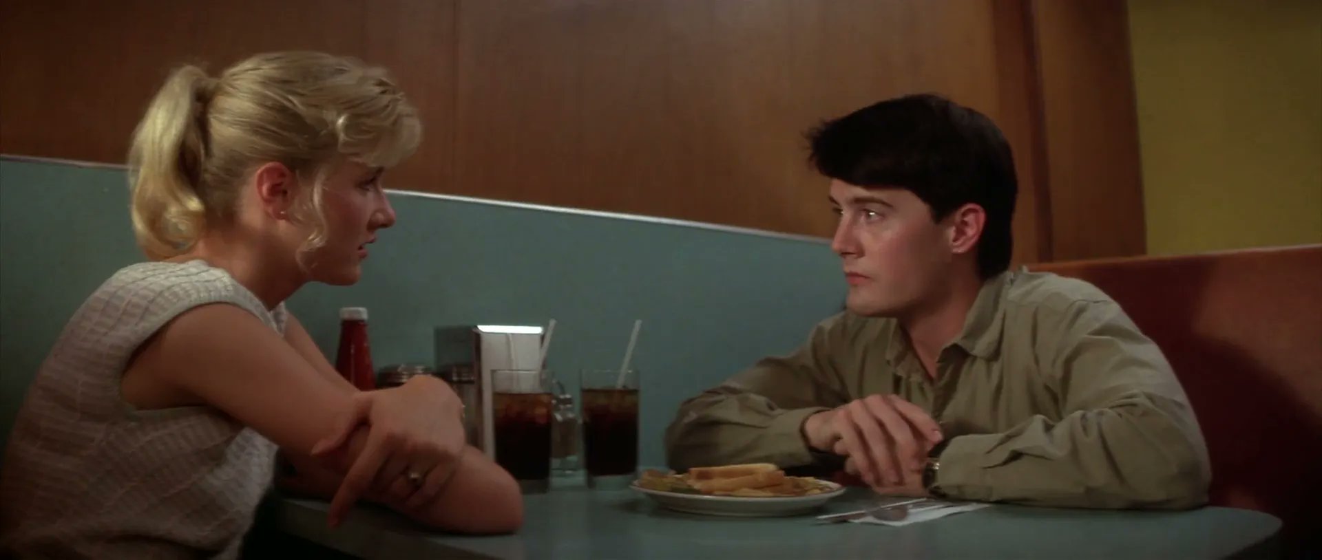 A very happy birthday to Laura Dern. Pictured here with Kyle MacLachlan in Blue Velvet, 1986. 