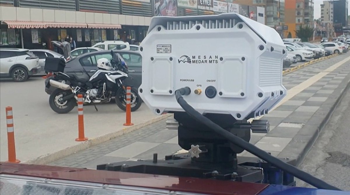 İlk kez yerli ve milli imkanlarla geliştirilen lazer tabanlı mobil hız tespit sistemi radar, Manisa'da kullanılmaya başlandı. Aziz milletimize hayırlı olsun.

(Medar MTS)