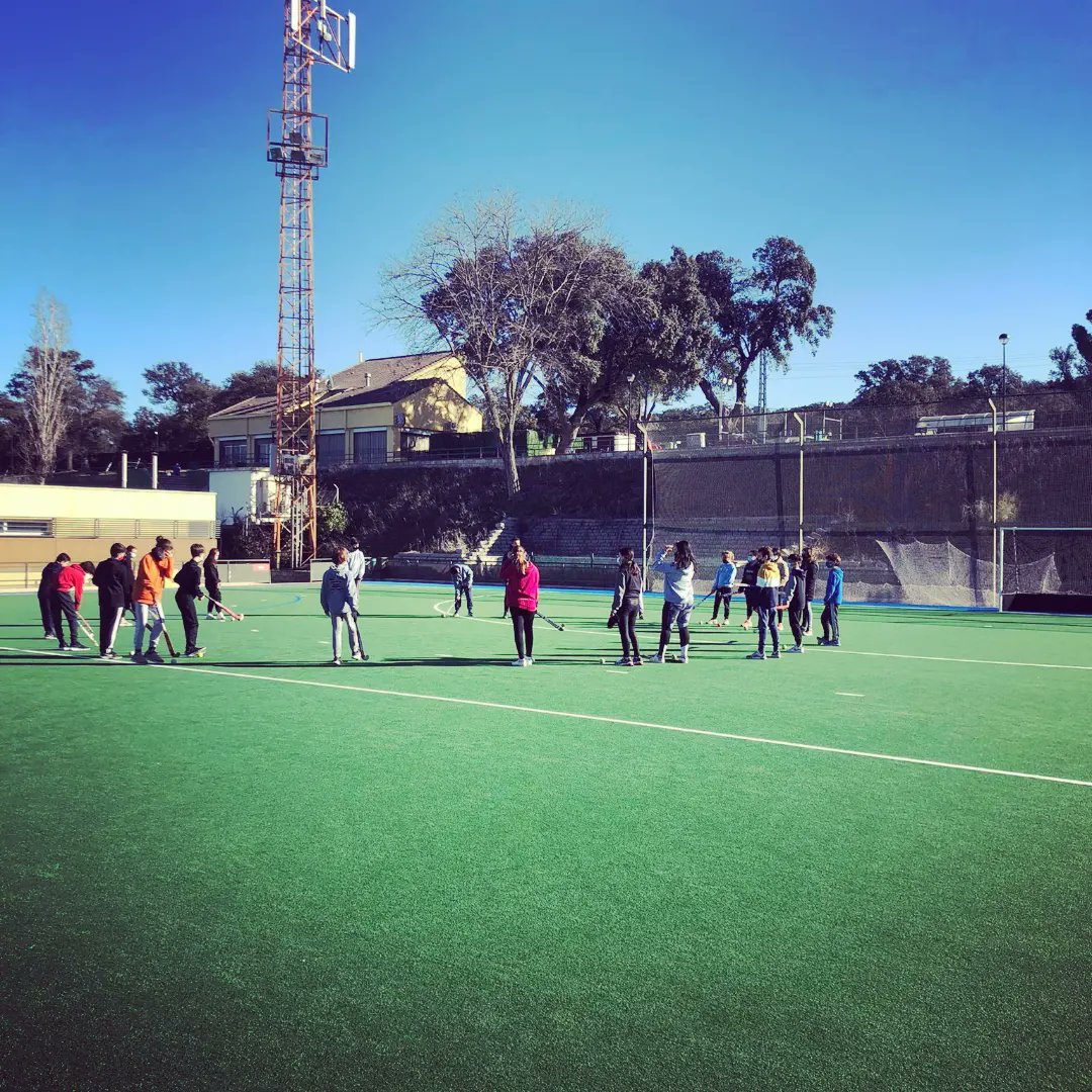 El pasado 2 de febrero l@s alumn@s que cursan la optativa de Deporte visitaron las instalaciones de la Federación Española de Hockey y disfrutaron practicando el deporte junto a monitores del programa Madrid Comunidad Deportiva. <a href="/rfe_hockey/">Hockey España</a> <a href="/ampaiesbfo/">AMPA IES Blanca Fernández Ochoa</a>