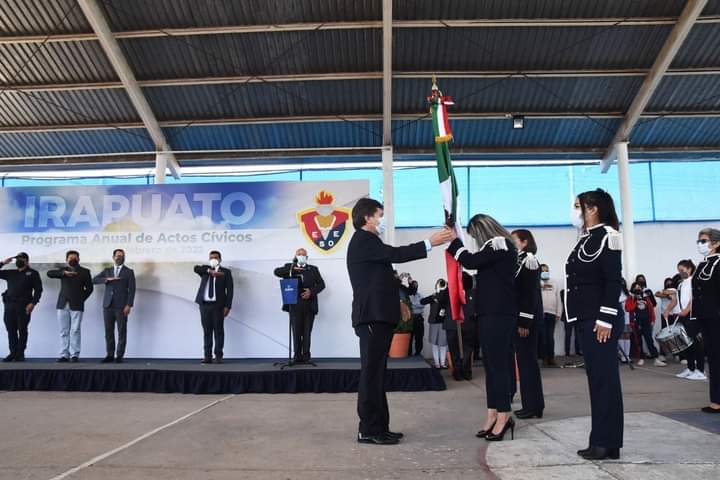 Para contribuir al fortalecimiento de la identidad, @irapuatogob junto con autoridades educativas y alumnado de la Escuela Secundaria Oficial Estatal, rindieron honores a la bandera. Durante el evento, se reconoció la trayectoria de más de 90 años formando irapuatenses de bien.