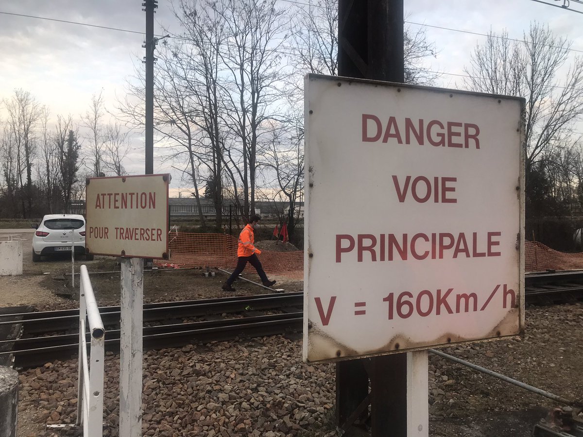 GuilhemRenaudie's tweet photo. Dans l’Yonne avec @AnnePalmier à la rencontre de notre client TER et ensuite en tournée terrain dans les équipes Infrapole et EIC! Super journée 👍 #TOUSSNCF #AmbitionRéseau https://t.co/3GcLFkGE2n