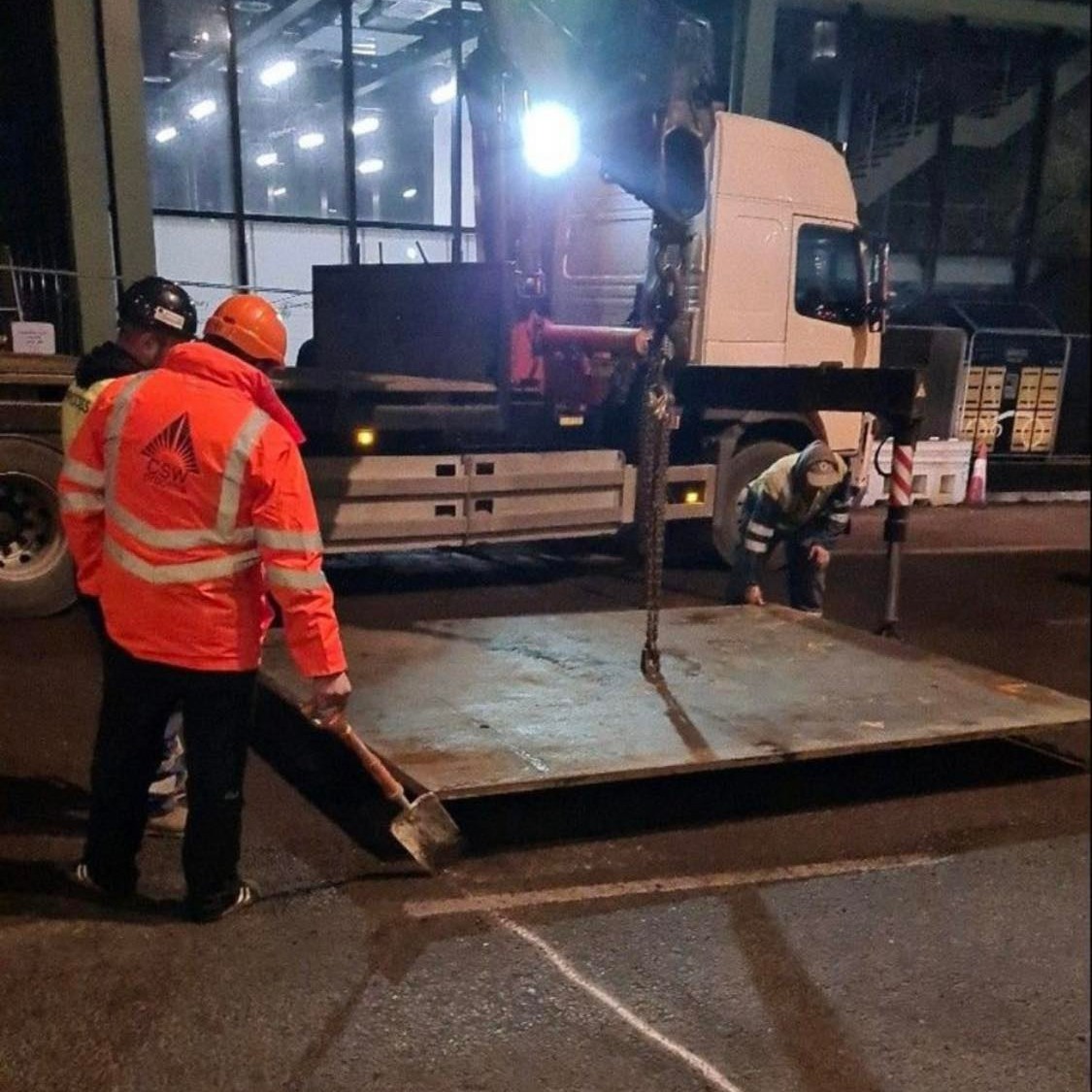 CSWProcess's tweet photo. Last week during our night works in Bristol City centre, we began work on road plaining to enable our team to drop specialist heavy duty road plates across a major carrigeway.

#bristol #roadplaining #growndwork #groundworkers ##specialist #netzero https://t.co/tEPuZsbB4O