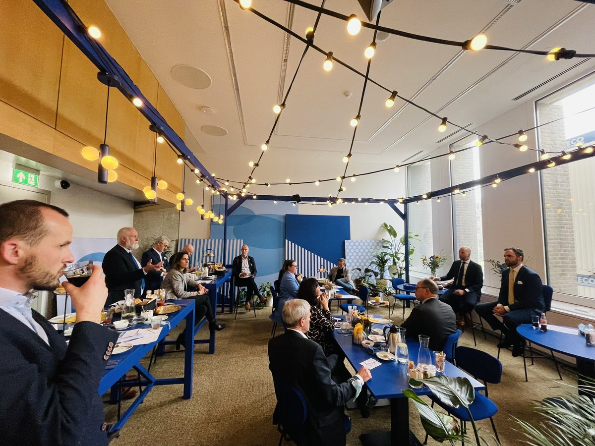 PlantumNL's tweet photo. In gesprek met VVD en CDA Kamerleden @TjeerdD66 @DerkBoswijk over coalitieakkoord. Gesproken over hoe veredelaars kunnen bijdragen aan de transitie naar #Kringlooplandbouw. Samen aan de slag met de uitdagingen waar we voor staan! https://t.co/eq6G4v8ZJJ