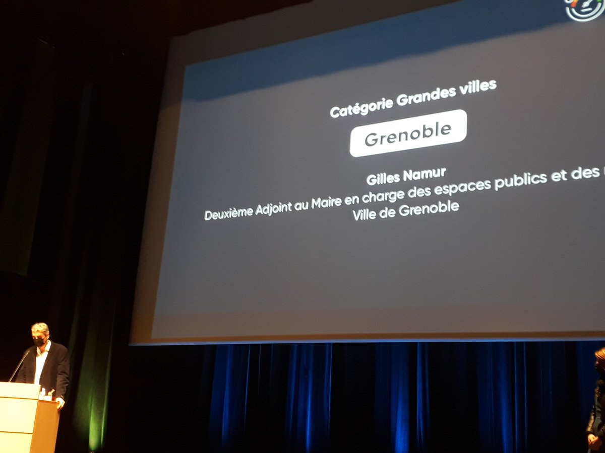 ParlonsYVelo's tweet photo. C'est qui les premiers ! C'est #Grenoble!!!! 

On sent l'émotion dans la voie @GillesNamur https://t.co/o9aIigYKGJ