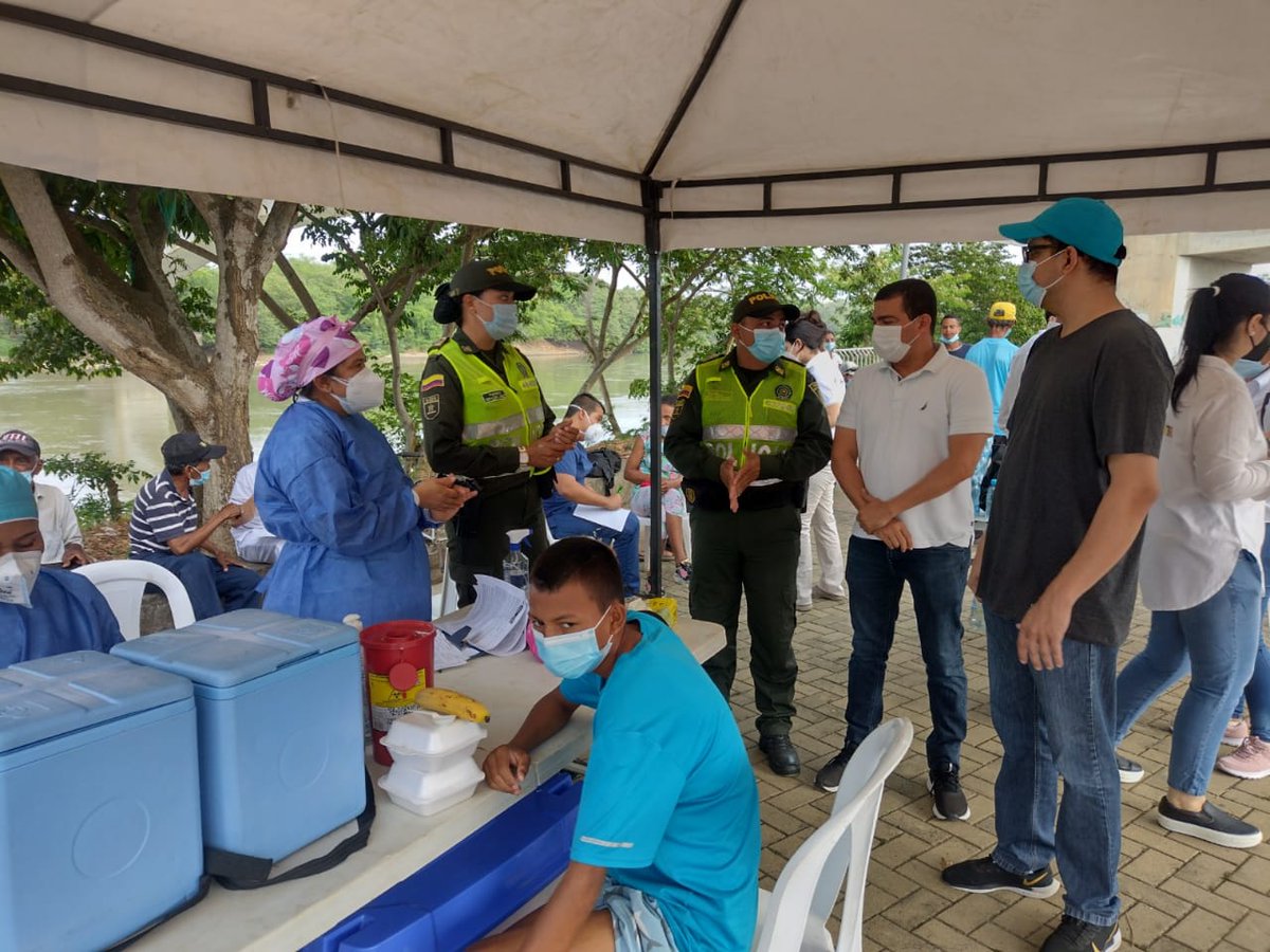JJVergaraDiaz's tweet photo. Hoy, los equipos PAI/COVID, Aseguramiento y Población Vulnerable de @salud_monteria realizamos una jornada de vacunación a habitantes del sector Playa Brígida. Gracias a @PoliciaMonteria por el acompañamiento @ese_vidasinu @promosaludips #Vacunarte @Medisinuips #Symes https://t.co/NMH4LoaIPf