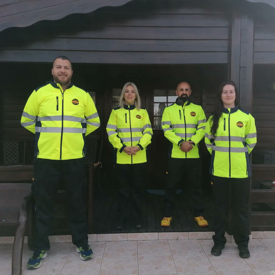 Les presentamos al equipo desplazado a La Palma. Walo, Irene, Jeza y Pedro. Meros transmisores de las donaciones efectuadas en todo el territorio nacional que han dedicado su tiempo para ayudar en la emergencia. Gracias EQUIPO❤️
#operacióncumbrevieja
#lapalmanoseolvida