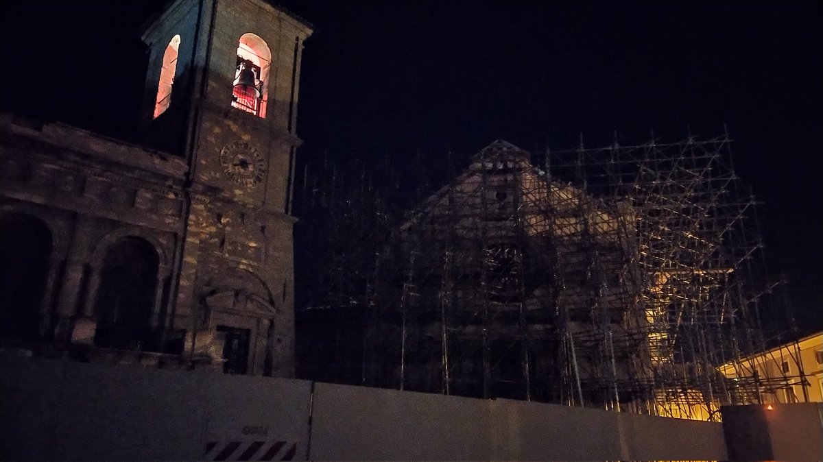 ComuneNorcia's tweet photo. #LUCISPENTE 
Anche il Comune di Norcia ha aderito all'iniziativa promossa da Anci per il caro bollette, spegnendo le luci in Piazza San Benedetto.@comuni_anci @anci_umbria @ANCI_comunicare https://t.co/TKTIgH5J9C