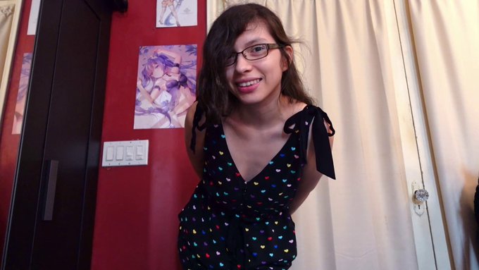 Guess what I'm releasing today :D  A new Valentine's Day video! https://t.co/Cj0PlyrBYa