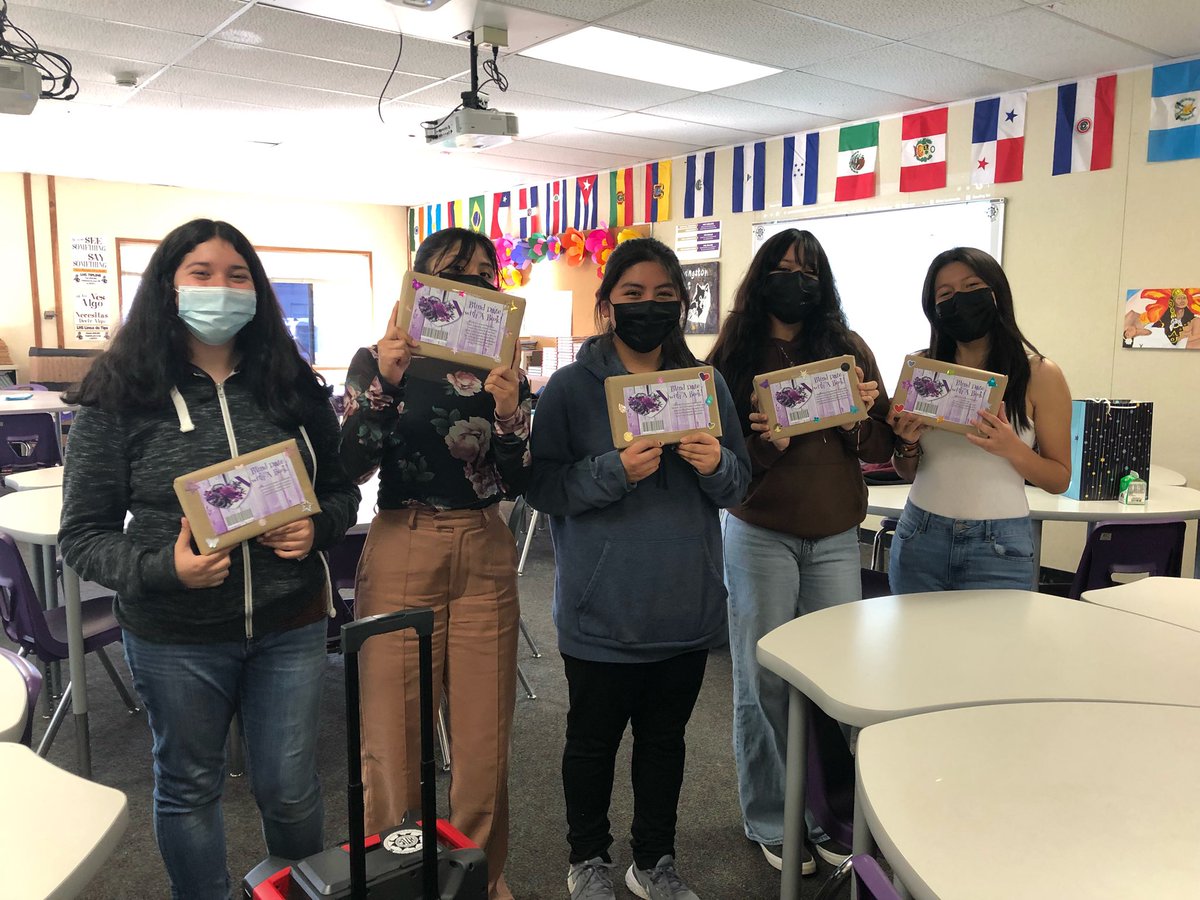 Don’t forget to stop on by the Library for a blind book date before they’re all gone! 📖 ❤️Read a short summery, check out the book, and get to know your new book 💕📚 

💖 Blind Date with a Book only until Feb. 18th 💖

#lhsbookclub #lhs24 #ReadABook