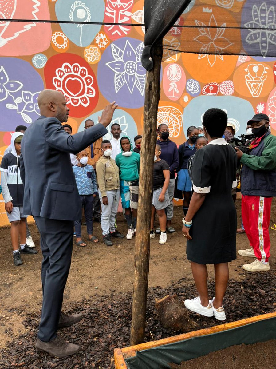 UNICEF_SA's tweet photo. The Makwande Community Garden launch at Morris Isaacson Secondary School, Soweto tonight was a spectacular event. Pupils and community members, joined UNICEF SA, @progresslondon, Flowers for Africa and @ViacomAfrica as Progress CEO Simon Ghartey delivered a keynote speech. https://t.co/T7PKIGk8D2