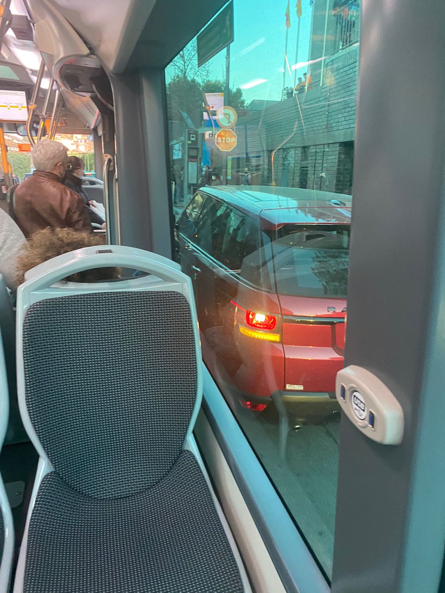 corco_de's tweet photo. 3/4
– Cotxe parat sense ningú a dins bloquejant els cotxes que giren de Sant Josep. El bus ha de fer malabarismes per passar amb l’espai que queda.
(el conductor del bus es va queixant que això és cada dia) https://t.co/WL6aAVn36U