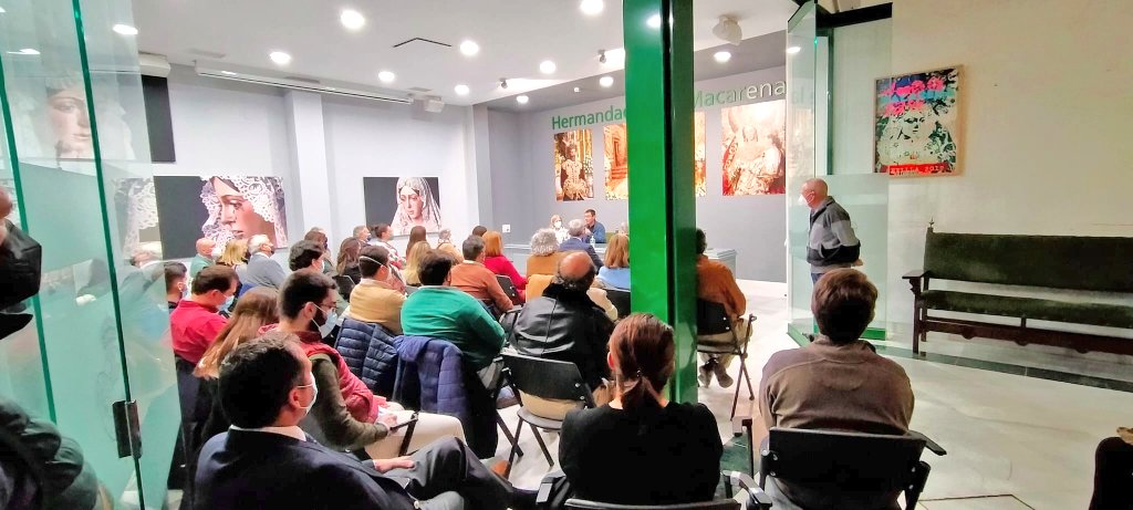 Hdad_Macarena's tweet photo. FORMACIÓN | La primera conferencia del Aula Fray Bernardo de la Cruz se está celebrando en nuestra Casa de Hermandad. 

Gracias a todos los hermanos que llenan el salón para escuchar a Pablo Díez Herrera. https://t.co/TYn0cmKd0V