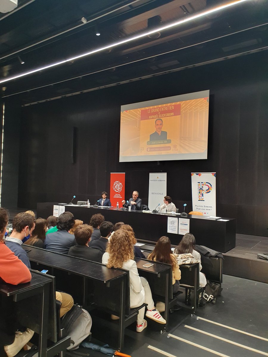 S2RVNL's tweet photo. Salle pleine (300 personnes ?) pour écouter @rglucks1 dans un amphi de Paris I à l'invitation de @gsu et @PolitistesP1 Présentation de son livre sur la génération "qui va tout changer" (Allary). Charge lourde contre les politiques qui se font dicter leur agenda par les médias... https://t.co/ClIMYnwKdY