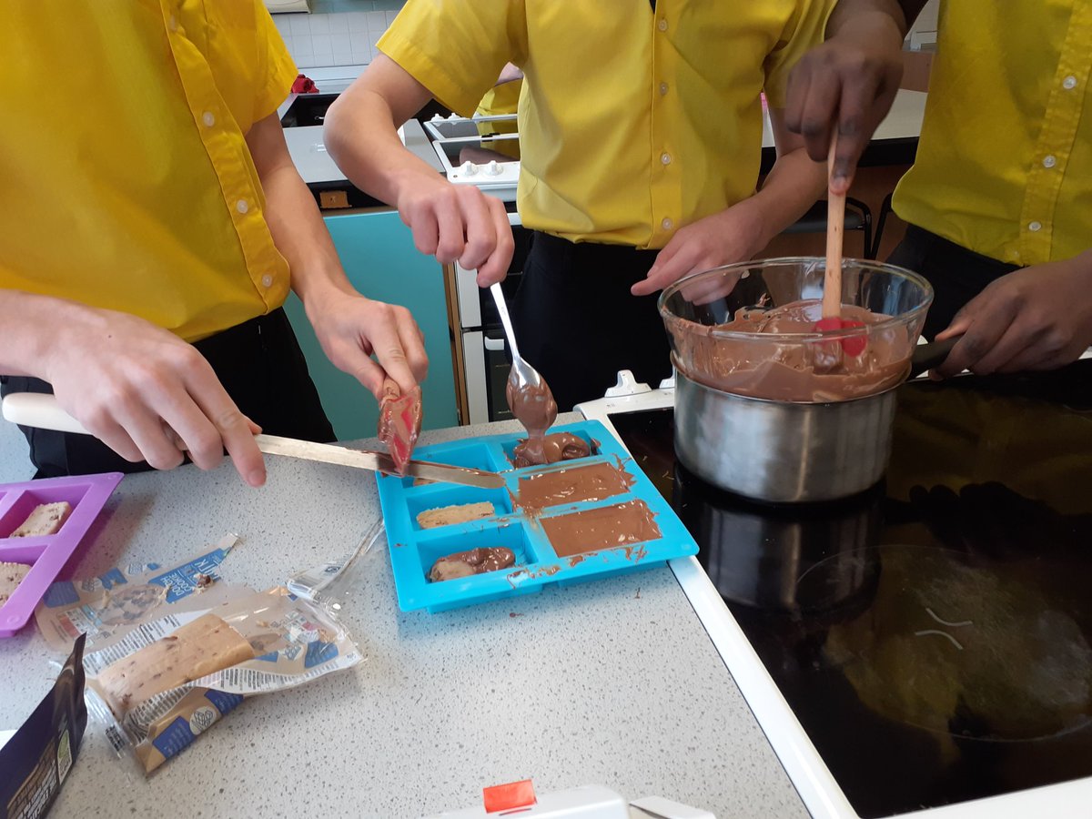 WMooreBHCS's tweet image. Exciting Y10 Business lesson today! We are studying the marketing unit so students have been applying what they have learnt about market segmentation, market research and the &apos;product&apos; element of the marketing mix to develop a chocolate bar. Here are some photos.