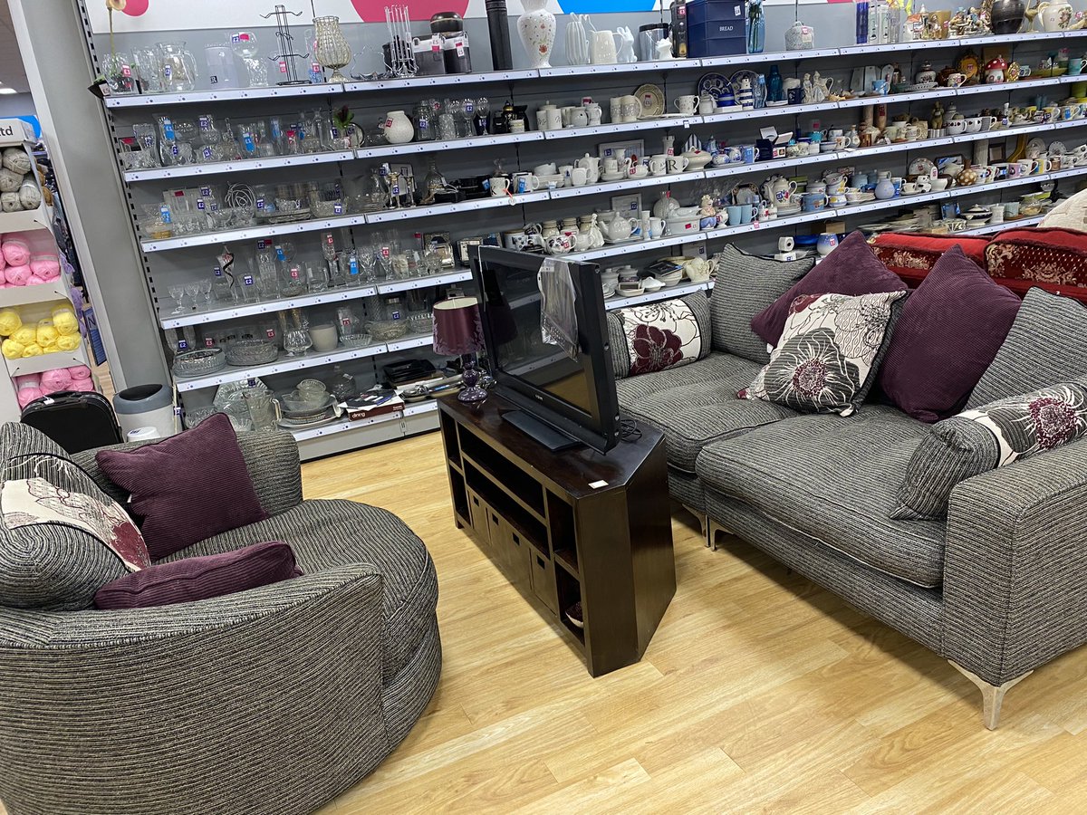 👀#amazing #Stunning wow look at this fantastically sexy sofa and extra large snuggle seat just what you need to snuggle up to your loved one this valentines ❤️and for amazing £350 <a href="/CRUKKirkstall/">CRUK Kirkstall superstore</a> this won’t be here long