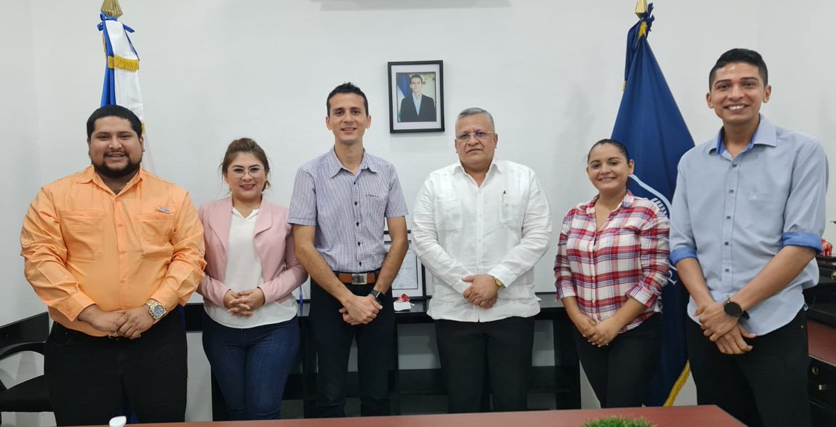 #AhoraUES | #RectorUES, Msc. #RogerArias, y el coordinador de <a href="/VEstudiantilUES/">Vida Estudiantil UES</a>,  <a href="/JorgeCortez90/">Jorge Eduardo Cortez</a>, se reunieron con el Alcalde del Puerto de La Libertad, <a href="/AdelioOrtizH/">Adelio Ortiz Hernández</a>, y la diputada, @RebecaSantosNI, con el objetivo de llevar formación académica a esta zona del país.