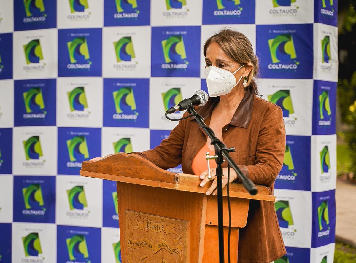 SernamEG_OHiggi's tweet photo. Directora Danusia Rivas Weber, y el Alcalde de la comuna de Coltauco Félix Sánchez Vergara, firmaron convenio para implementar el proyecto“Dispositivos de emergencia para mujeres en riesgo de violencia” con el propósito de otorgar protección  y  acompañamiento a las víctimas. https://t.co/gUoVuZSXlY