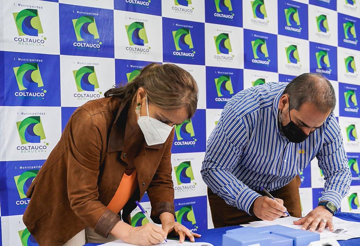 SernamEG_OHiggi's tweet photo. Directora Danusia Rivas Weber, y el Alcalde de la comuna de Coltauco Félix Sánchez Vergara, firmaron convenio para implementar el proyecto“Dispositivos de emergencia para mujeres en riesgo de violencia” con el propósito de otorgar protección  y  acompañamiento a las víctimas. https://t.co/gUoVuZSXlY