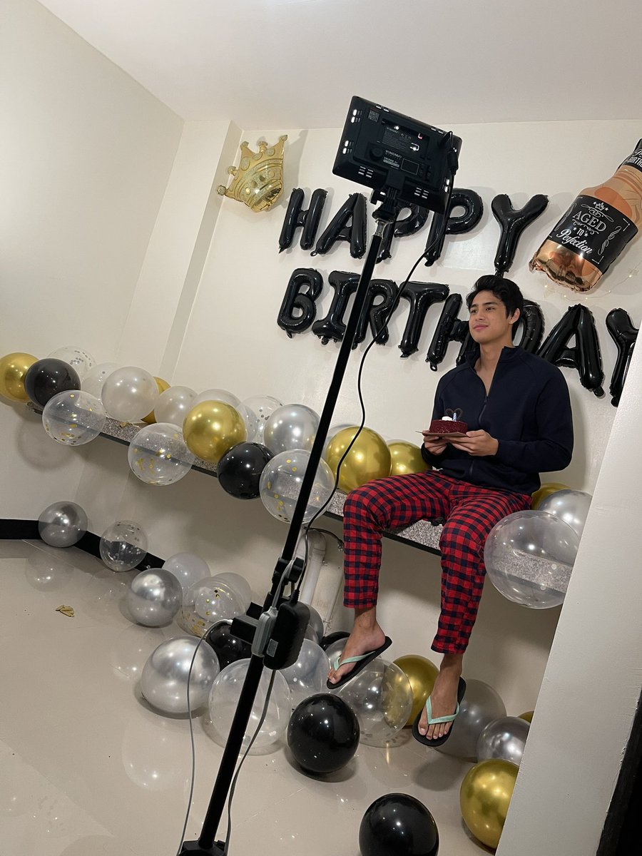 donbellebicol's tweet photo. Our birthday look so happy, we got you always!❤️

#DonnyPangalinan #DonnyTurnsTwentyFour #BenteKwatroNaSiDONNY #DonBelle #DONBELLEmpire https://t.co/I6bO69YJCn