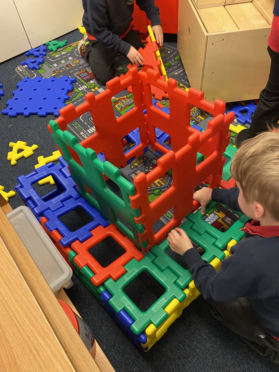 P2 children from @dedridgeps designing and building the lighthouse from The Lighthouse Keeper’s Lunch. Budding engineers! <a href="/WL_STEM/">West Lothian STEM</a> <a href="/STEMedscot/">STEM @ Education Scotland</a> #engineering
