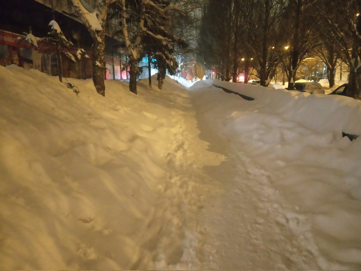 VidiatorS's tweet photo. @DepGorHozSamara @gkh_kir63 @SamMobilePriem @E_Lapushkina @samara_in @SamaraProk улица Советская 43 ни тротуара ни проезжей части, брошенный коммерческий транспорт в том числе в жилой зоне уже больше года,на письма реакция ноль. Полное Бездействие должностных лиц https://t.co/8k8zet6jma