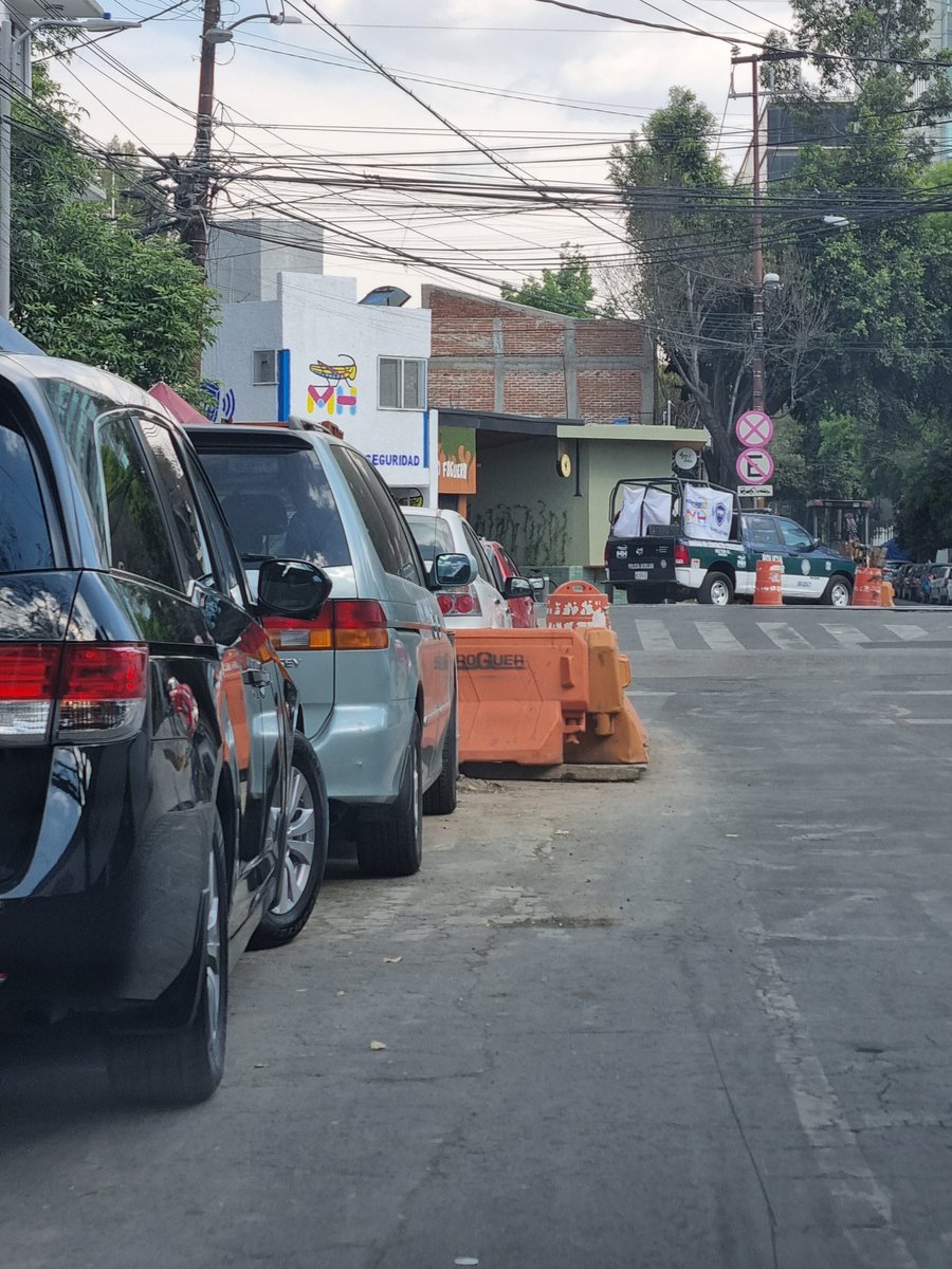 HidalgoVecino's tweet image. Tres reportes ya y nada. Laguna de Términos esq Lago Mask, Col. Anahuac. Del. @AlcaldiaMHmx taller en vía pública con autos en doble fila y con #mostrencos propiedad de @BlindarMH 🤦‍♂️ @UCS_GCDMX @OVIALCDMX @SSC_CDMX @mauriciotabe @colanahuac_cdmx  @PAG_Anahuac