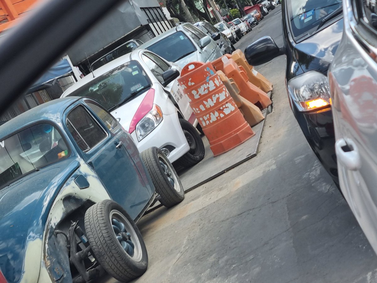 HidalgoVecino's tweet image. Tres reportes ya y nada. Laguna de Términos esq Lago Mask, Col. Anahuac. Del. @AlcaldiaMHmx taller en vía pública con autos en doble fila y con #mostrencos propiedad de @BlindarMH 🤦‍♂️ @UCS_GCDMX @OVIALCDMX @SSC_CDMX @mauriciotabe @colanahuac_cdmx  @PAG_Anahuac