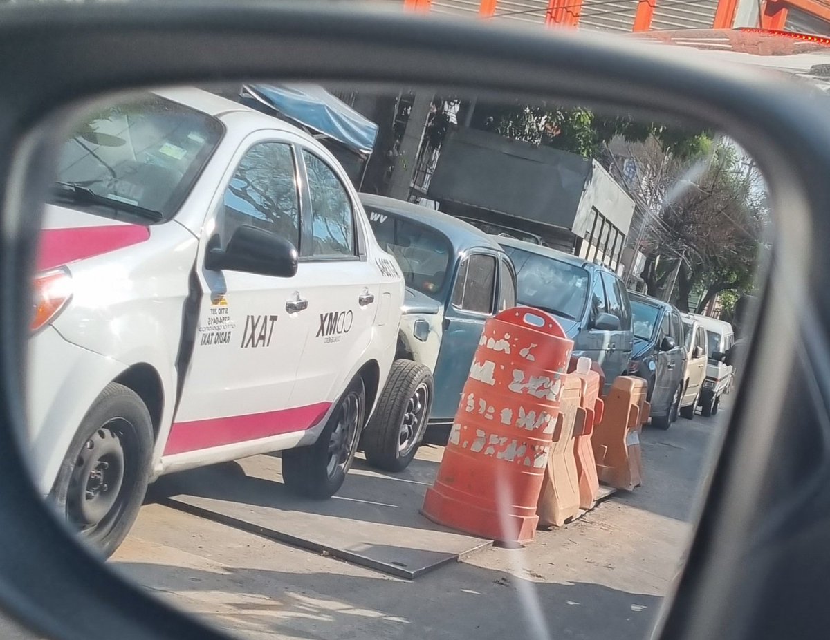 HidalgoVecino's tweet image. Tres reportes ya y nada. Laguna de Términos esq Lago Mask, Col. Anahuac. Del. @AlcaldiaMHmx taller en vía pública con autos en doble fila y con #mostrencos propiedad de @BlindarMH 🤦‍♂️ @UCS_GCDMX @OVIALCDMX @SSC_CDMX @mauriciotabe @colanahuac_cdmx  @PAG_Anahuac