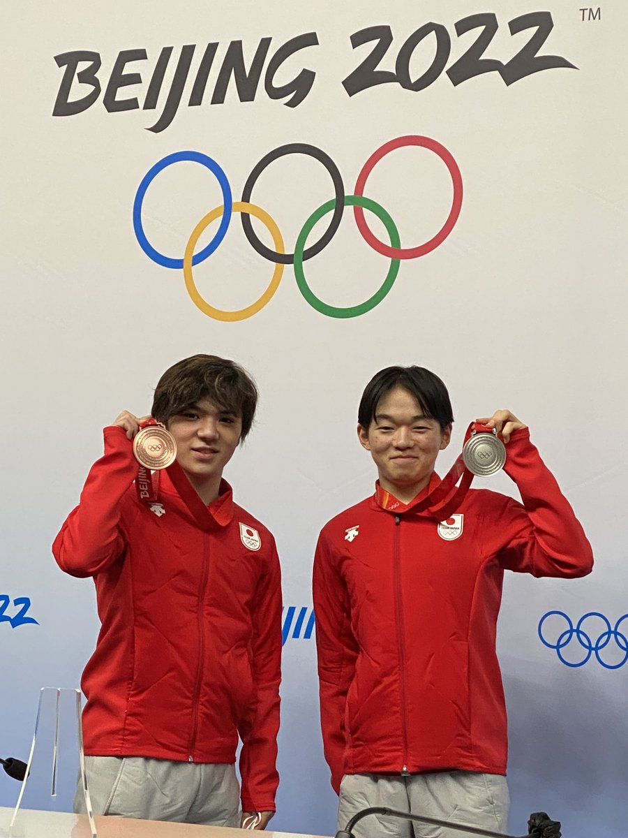 Olympics's tweet photo. Just a couple of proud-looking Olympic #FigureSkating medallists! 😍

#Beijing2022 | #鍵山優真 | ＃宇野昌磨 https://t.co/ERYltCYqHa