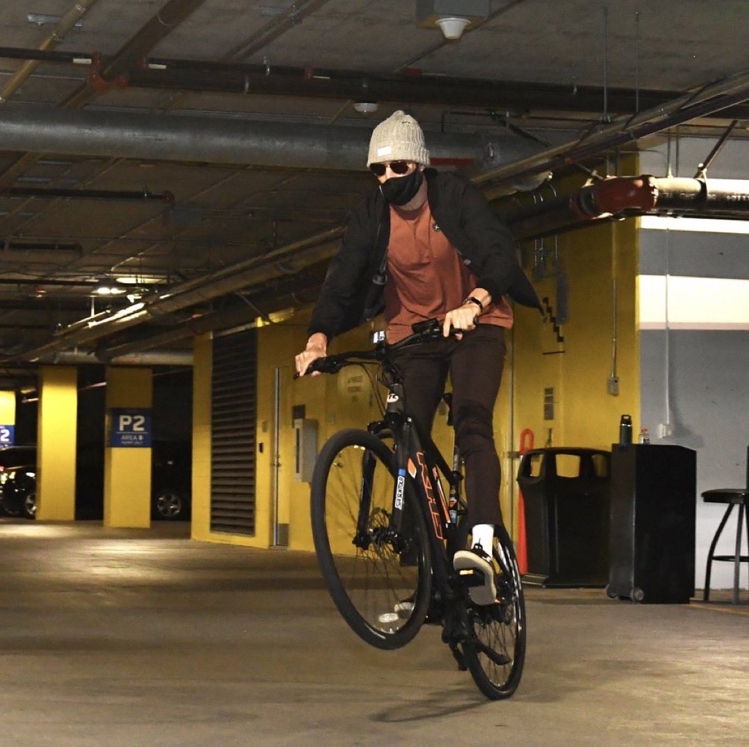 buckets on X: "while 90% of the nba was stressing out today, klay thompson  decided to show up to the arena on a bike https://t.co/88L48wTdEz" / X
