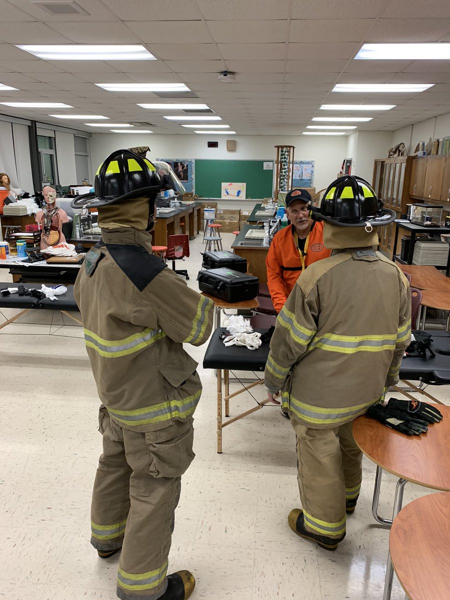 BradOwenBISD's tweet photo. STEM Night is a complete success tonight. Thank you to @chunter76 and @linda_borchardt for all their hard work putting this together. The kids and teachers did amazing jobs with their various booths! Great crowd, too! https://t.co/T71ALS7UWP