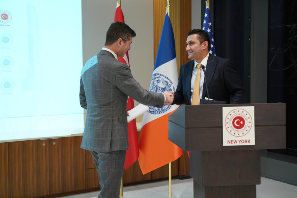 TC_NewYorkBK's tweet photo. Delighted to host a reception to welcome newly appointed @globalnyc Commissioner @EdMermelstein.  

We thank Consuls General in New York for attending the event at #TurkishHouse

We wish Commissioner Mermelstein every success.

@NYCMayor https://t.co/Sz3f6gySlm
