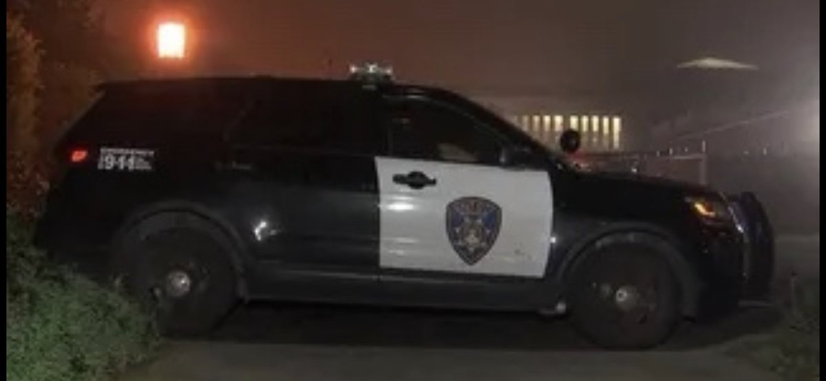 henrykleeKTVU's tweet photo. 19yo Pacifica man shot and killed late Sun night outside @innoutburger on Gellert. @DalyCityPD on the case. I’m told the shooter, who is still at large, fired from a car at the victim, who was standing outside a car. Motive under investigation https://t.co/UdhdZNStp6