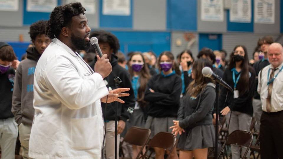 JPschools's tweet photo. .@the15whitecoats shared powerful, personal experiences w/ Thomas Jefferson Academy students about success in medical school &amp; life. Partnership w/ @CHNOLA created this unforgettable day for our students. #ForwardTogetherJP #BlackHistoryMonth https://t.co/YrWgwWcUW4