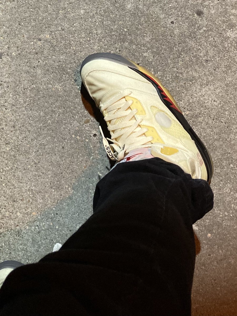 behayes18t's tweet photo. Wear your shoes! #offwhite #airjordan #offwhitesail #airjordan5 #nikekickcheck https://t.co/SigdJKd68x