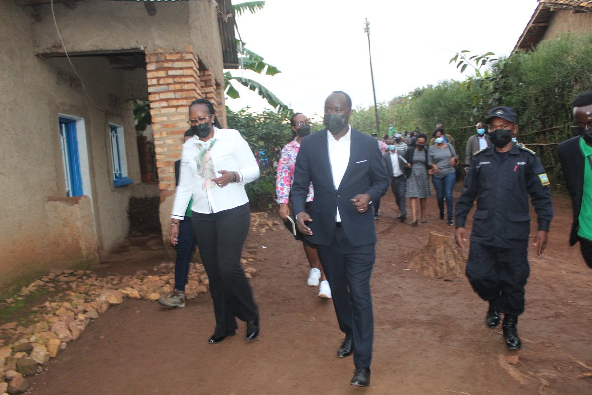 GisagaraDistr's tweet photo. Bakomeje basura abaturage mu ngo zabo  mu Kagari k'Akaboti mu Mudugudu w'Akayenzi mu Murenge wa Kansi n'abo mu Kagari ka Duwani mu Murenge wa Kibilzi bareba aho abaturage bageze biteza imbere by'ukuri, nabo batanga ubuhamya bw'aho bageze biteza imbere.
@RwandaLocalGov @LODARwanda https://t.co/XrHfbYnN8s