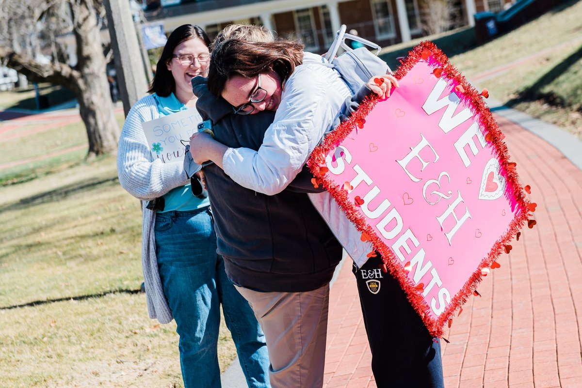 emoryhenry1836's tweet photo. ๐๐E&H students were supported in a โTunnel of Loveโ on a walkway at the Emory campus today. โWe wanted to show the students who are working hard and persevering how much they are cared for,โ said Travis Proffitt, Dean of Student Success. #EHlove #youcanEH #emoryandhenry https://t.co/GD7Z75e5va